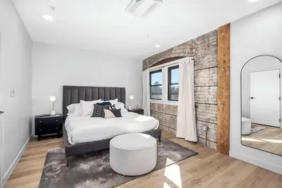 Image de Stylish Dual King Suites – Walk to Bridge St