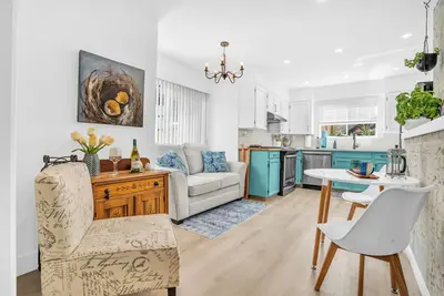 Image de King Bed with front door parking and private courtyard. Designed for living.