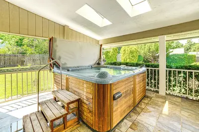 Image de Steps to Clear Lake: Hot Tub Haven in NorCal!