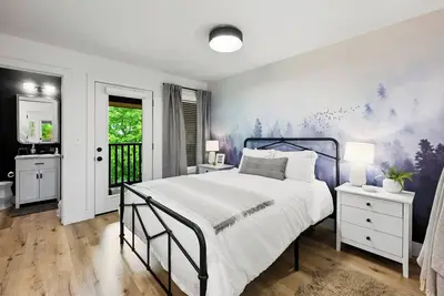Image de Arcade Games, Playground, Indoor Pool, Spa, Firepit | 2 Suites | Near Dollywood