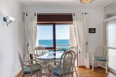 Image de Appartement 'Beachfront T2' avec vue sur la mer et piscine partagée