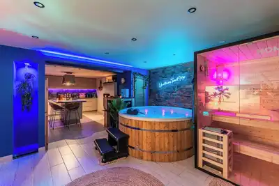 Image de ⚜️ Jacuzzi Privatif, Sauna & Terrasse | Nuit Romantique en Alsace 🏝️