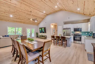 Image de Lakefront-Lakeview -Gameday Hq- w/ Dock- Kayaks- Fire Pit- Games- Pet Friendly