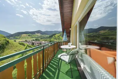 Image de Appartement \"Familiensuite 8\" avec vue sur les montagnes, terrasse partagée et Wi-Fi