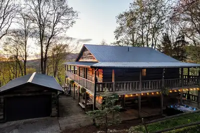 Image de Beautiful Log Home with Hot Tub, Sauna + Stunning Mountain Views – Featured on Hgtv & Disney!