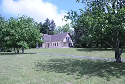 Image de Lovely Modern 6-Bed Retreat Near 3 Swimming Lakes, Perfect for Families