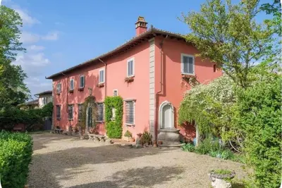 Image de Romantic bedroom in +600years old villa, with pool view