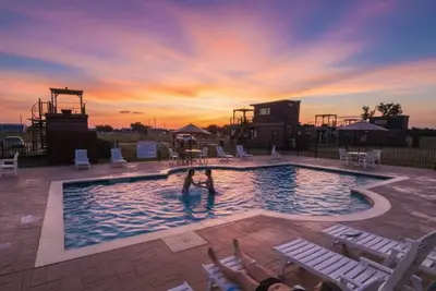 Image de Fredericksburg Escape | Wineries & Hot Tub