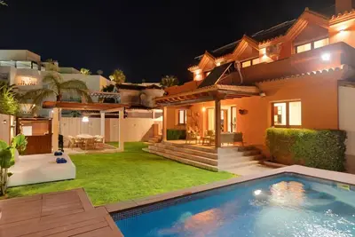 Image de Villa La Parcela en bord de mer à Marbella avec piscine privée, élégante et moderne