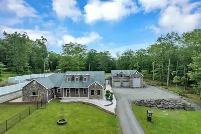 Image de Chip's Pocono Escape | Pool w/ Slide | Hot tub