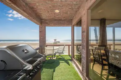 Image de Oceanfront Home with Stunning Balcony Views