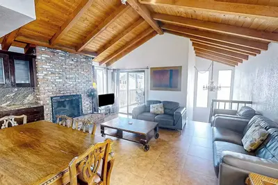 Image de Coastal Duplex Home Steps from the Beach