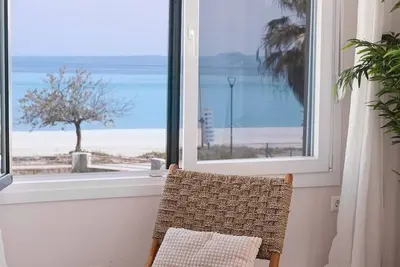 Seas The Day - Beachfront, Amazing Sea Views