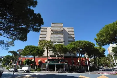 Image de Appartement rénové de trois chambres avec vue frontale sur la mer à Lignano Pineta