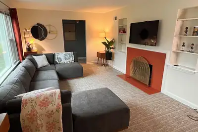 Image de Spacious, Stylish Retreat. Cozy and Quiet. Centrally located 3 bed Ranch