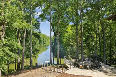 Image de Luxurious lake house on Tim’s Ford Lake