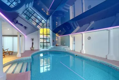 Image de Cottage-Traditionelle-Salle de bain privée séparée-Vue sur la cour