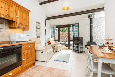 Image de Cottage-Cottage-Salle de bain et douche-Vue sur la cour