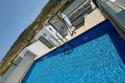 Image de Maison avec 2 piscines vue mer et montagne