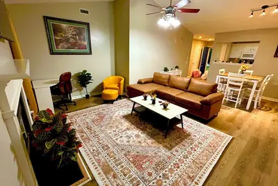 Image de Stylish 2br Townhome, Pet-Friendly, Parking, Near Ecu!