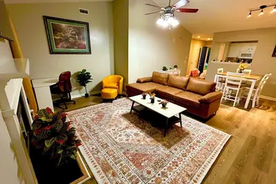 Image de Stylish 2br Townhome, Pet-Friendly, Parking, Near Ecu!