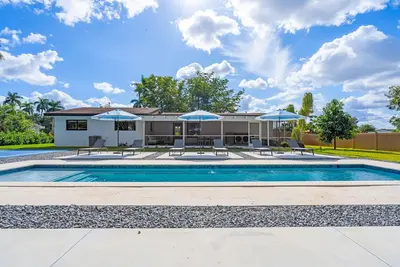 Image de 4br Biscayne River Home with Pool & Pickleball Fun