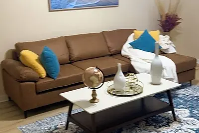 Image de \nModern 2br w/ Huge Gated Yard, Smart TVs + Patio Vibes!
