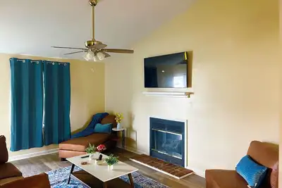 Image de Cozy 2br Retreat, Gated Yard, Smart TVs & Coffee Bar!