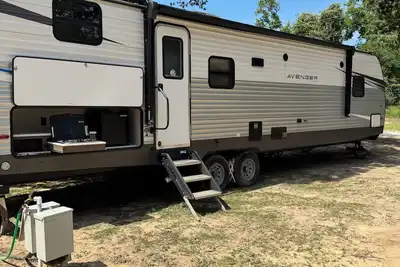 Image de 2-bedroom Rv in fabulous Leona with Ac. Exotic animals outside. We have a lake