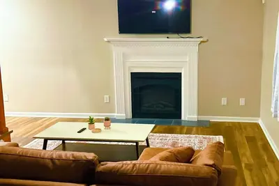 Image de \nSpacious 3br Townhome, Private Gated Patio, Coffee Bar & Blackout Comfort