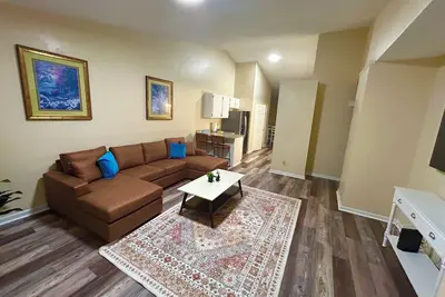 Image de Pet-Friendly 2br + Office, Smart TVs, Coffee Bar & Near Ecu Hospital