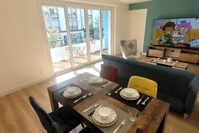 Hyper centre, 3 chambres, 3 salles de bain, Parking gratuit, Plage à 20 minutes!