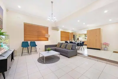 Image de Sydney Burwood 4 bed next to Park, Westfield, train