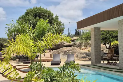 Image de Having your own rock hilltop right in your backyard offering stunning view