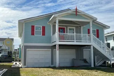 Image de 4 bed, 3. 5 bath with Boat Dock on Canal