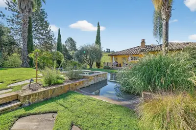 Image de An Italian Villa in the Heart of Napa Valley