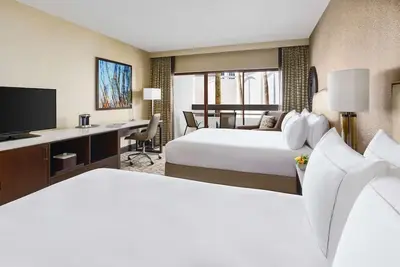 Image de Phoenix Retreat w/ Free Shuttle, Heated Pool Access & Hiking Options