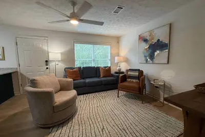 Image de Cozy, Upscale 2-bedroom Condo in Downtown Auburn!