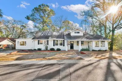 Image de Ping-Pong & Huge Yard! Central- Fayetteville Pearl