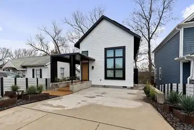 Image de Modern Amenities, Downtown - Raleigh Craftsman