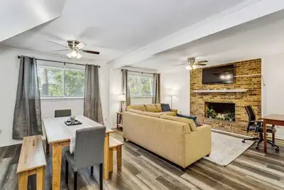 Image de Near Downtown, Beach! House&Apt - Woodland Escape