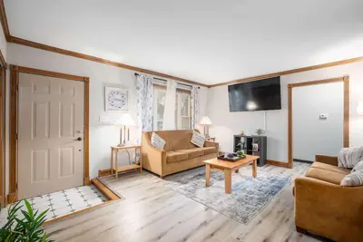 Image de Near Downtown, Modern Interior - Chapel Hill Charm