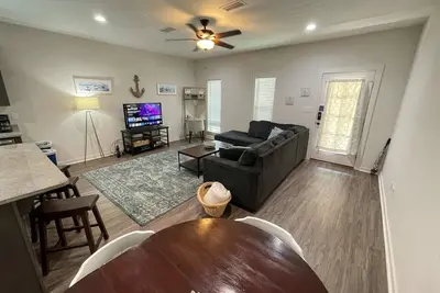 Image de Near Downtown, Dining & Base - Beach Flow Bungalow