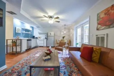 2 Units & Mins to Uga - The Glory Glory Doghouse