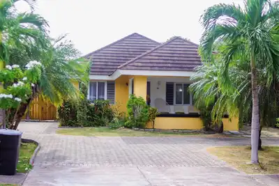 Image de 3-bedroom Villa JamLove, Richmond Estate with Ac, WiFi, gym, tennis, swim pool.