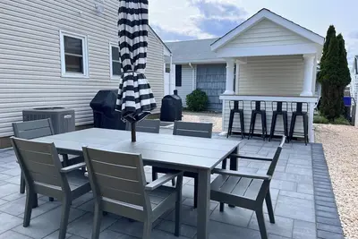Image de Newly renovated 3-bedroom home, steps from the beach!