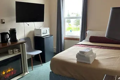Queen Room with Ocean View – Bright & Comfortable