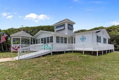 Image de Experience coastal charm at The Lazy Seahorse, a spacious 5-bedroom retreat in Oak Island
