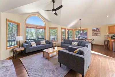 Image de 7 Vine Maple - Sunriver Escape! Golf Course Views, Hot Tub, Game Room and 3 - Master Suites