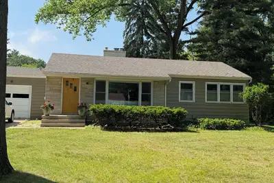 Image de Beautiful 2-bedroom house with WiFi and Ac in Trail Creek. Large lawn backyard.
